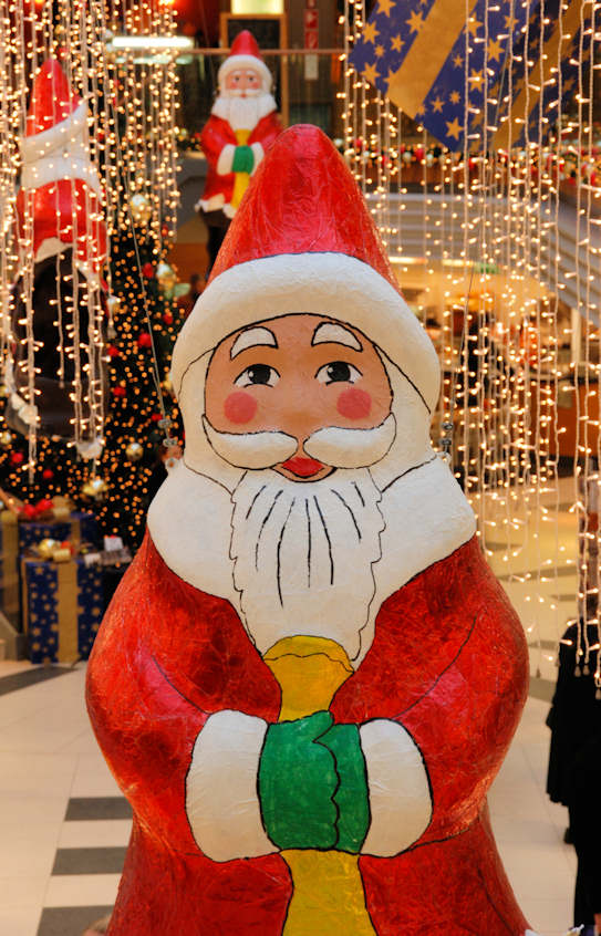 5921_5152 Weihnachtsmann als Deckendekoration in einem Einkaufszentrum. | Adventszeit  in Hamburg - Weihnachtsmarkt - VOL. 2